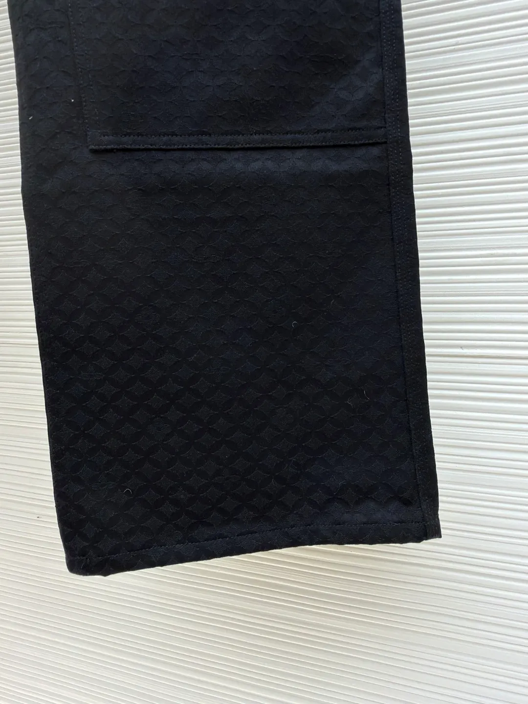 LOUIS VUITTON cotton overalls ●Article number: 1681528-B15 ●Material: cotton jacquard fabric ●Technology: jacquard production ●Color: black ●Version: fitted version ●Weight: about 800 grams ●Size: S-M-L-XL ●Description: This cotton overalls presents the Dandy Monogram jacquard texture from the 2025 autumn and winter show, injecting rich texture into the casual silhouette. The pockets and patchwork of the jeans are rich in details, and the pearlescent buttons illustrate the dandy style. They can be paired with the same jacket to create a casual and elegant look. Body: 100% cotton Lining: 100% cotton All-over logo jacquard Pearlescent button closure at front. Classic 5-pocket denim cut with studded rear label. The overall wiring is straight and delicate, the fabric is comfortable and soft, and the color is consistent without color difference. It can be matched with the same style to create a fashionable look and control various occasions. Customized accessories, complete with three standards, same style for men and women!